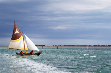 Venedik, İtalya - 6 Ekim 2019: Regata di Venezia, geleneksel Venedik yat yarışı Venedik 'te en çok beklenen spor müsabakasıdır. Yelkenli kayığı ve takımını ya da kürek çekenleri kapatın.