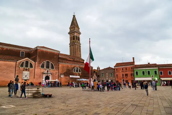 Burano, İtalya - 6 Ekim 2019: Burano 'nun ana meydanında turistler, Piazza Galuppi. Meşhur eğimli çan kulesi Campanile Pendente ve Burano adasındaki parlak renkli binalar, Venedik, İtalya.