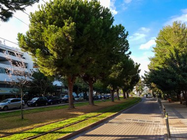 Glyfada, Yunanistan - 13 Mart 2022: Denize giden bir yol olan Glyfada 'nın merkez sokaklarından biri
