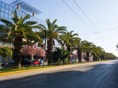 Glyfada, Yunanistan - 13 Mart 2022: Denize giden bir yol olan Glyfada 'nın merkez sokaklarından biri