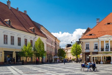 Sibiu, Transilvanya, Romanya - 2 Mayıs 2022: Piata Mare veya The Large Square ve Strada Nicolae Balcescu caddesi - Sibiu 'nun tarihi merkezi. Parlak güneşli bir gün.