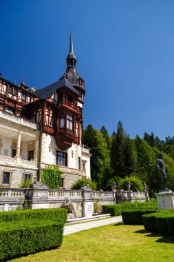 Kraliyet bahçesi olan Peles Kalesi Sinaia, Transilvanya, Karpatya Dağları, Romanya, Yaz Saati, koyu mavi gökyüzü ile aydınlık güneşli bir gün.