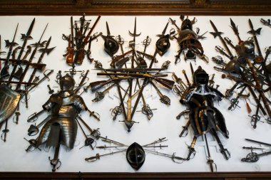 Sinaia, Romanya - 26 Ağustos 2022: Peles Kalesi 'ndeki duvarda çeşitli silah ve zırhların koleksiyonu. Romanya 'nın Sinaia kentindeki Peles Ulusal Müzesi' nin zengin iç kesimi.