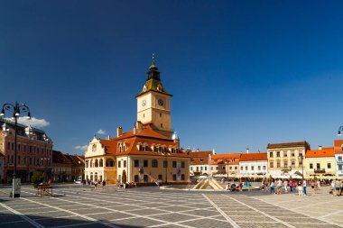 Brasov, Romanya - 26 Ağustos 2022: Brasov 'un tarihi merkezinde yer alan Konsey Meydanı, Piata Sfatului, Brasov İlçe Tarih Müzesi, eski Konsey Binası. Parlak güneşli bir gün.