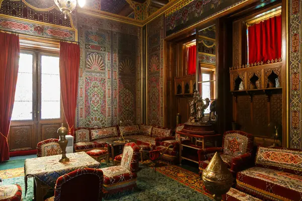 Sinaia, Romanya - 26 Ağustos 2022: Peles kalesindeki Türk odası veya Türk Salonu. Romanya 'nın Sinaia kentindeki Peles Ulusal Müzesi' nin zengin iç kesimi.