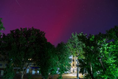 Odesa, Ukrayna - 11 Mayıs 2024: Ukrayna 'nın güneyindeki Odessa şehrinde gece gökyüzünde kırmızı renkli Aurora Borealis veya Kuzey Işıkları. Güneş maksimumu sırasında düşük enlemlerde Aurora