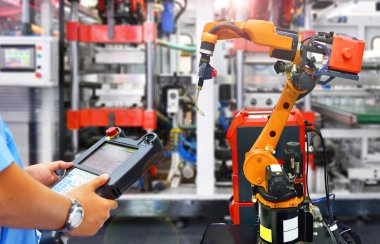 Mühendis kontrol ve kontrol otomasyonu Modern Robot sistemi fabrikada, Endüstri Robotu konseptinde .