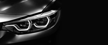 LED farlarından birinin ayrıntıları. Siyah arka plandaki modern araba, boşluğu kopyala