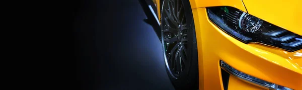 Voorlichten Van Gele Moderne Auto Zwarte Achtergrond Kopieerruimte — Stockfoto