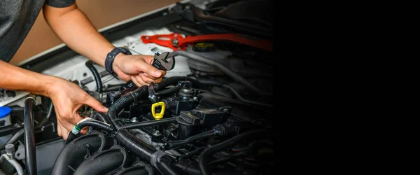 Egy Profi Autószerelő Ellenőrzi Motort Lemásolja Helyet — Stock Fotó