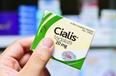 BANGKOK, THAILAND -JUNE 23. 2021: Cialis ambalajı eczanede, Cialis ilk olarak Eli Lilly tarafından ereksiyon bozukluğu ilacı olarak geliştirilmiştir. Boşluğu kopyala