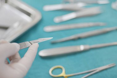 El ele tutuşan cerrahi bıçak aletleri ve ameliyathane