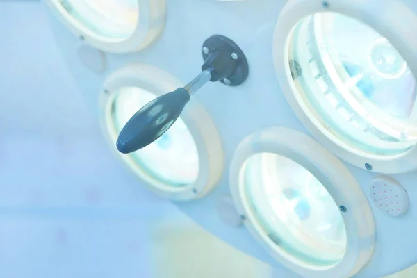 Kirurgiset Valot Leikkaussalissa Sairaalassa — kuvapankkivalokuva