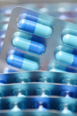 Mavi kapsüllerin kabarcık ambalajını kapat
