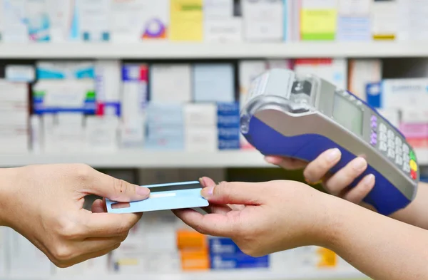 Άνθρωπος Που Πληρώνει Για Φάρμακα Πιστωτική Κάρτα Στο Φαρμακείο Φαρμακείο — Φωτογραφία Αρχείου