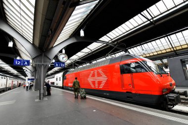 Zürih - 14 Mayıs 2023: Zürih HB tren istasyonu, ülkedeki diğer demiryolu hatlarına ve Avrupa 'daki komşu ülkelere bağlanan bir demiryolu taşımacılığı merkezi.