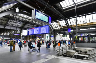 Zürih - 14 Mayıs 2023: Zürih HB tren istasyonu, ülkedeki diğer demiryolu hatlarına ve Avrupa 'daki komşu ülkelere bağlanan bir demiryolu taşımacılığı merkezi.