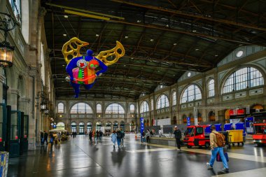 Zürih - 14 Mayıs 2023: Zürih HB tren istasyonu, ülkedeki diğer demiryolu hatlarına ve Avrupa 'daki komşu ülkelere bağlanan bir demiryolu taşımacılığı merkezi.