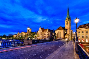 İsviçre, Zürih 'in tarihi şehir merkezinin güzel gece manzarası.