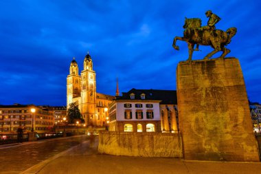 İsviçre, Zürih 'in tarihi şehir merkezinin güzel gece manzarası.