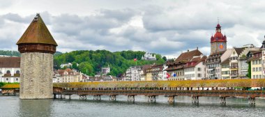 Güzel tarihi şehir Lucerne ünlü Chapel Köprüsü ve Su Kulesi, İsviçre