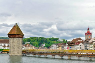 Güzel tarihi şehir Lucerne ünlü Chapel Köprüsü ve Su Kulesi, İsviçre