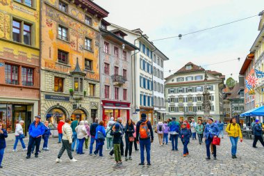 Lucern- 17 Mayıs 2023: Resimli kare Muhlenplatz, İsviçre 'de freskleri olan renkli tarihi binalar.