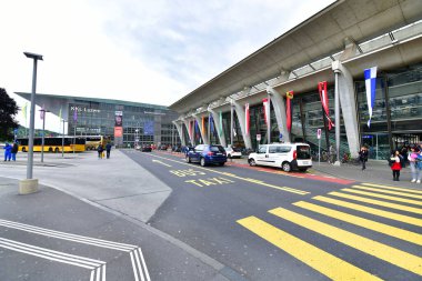 Lucern- 17 Mayıs 2023: Eski tren istasyonu kapısının önü, Lucern İsviçre 'de ünlü bir turizm merkezidir.