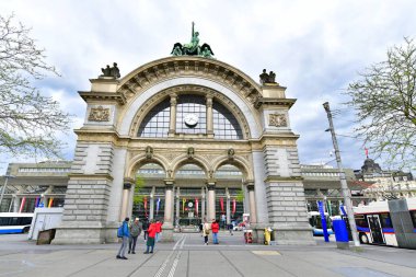 Lucern- 17 Mayıs 2023: Eski tren istasyonu kapısının önü, Lucern İsviçre 'de ünlü bir turizm merkezidir.