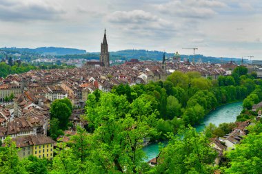 Bern eski şehir manzarası eski binalar Aare nehir manzarası, Bern İsviçre 'nin başkentidir.