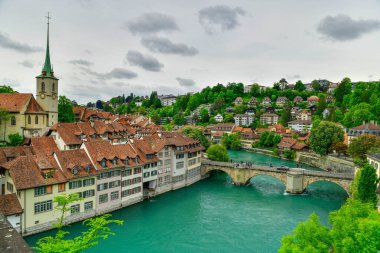 Bern eski şehir manzarası eski binalar Aare nehir manzarası, Bern İsviçre 'nin başkentidir.