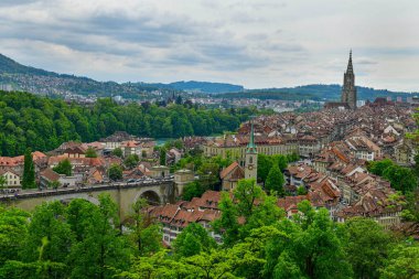 Bern eski şehir manzarası, Bern Minster katedrali ve Aare nehri manzaralı eski binalar, Bern İsviçre 'nin başkentidir.