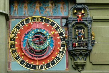 Bern İsviçre 'deki Kramgasse caddesindeki Ortaçağ Zytglogge saat kulesinin astronomik saati.