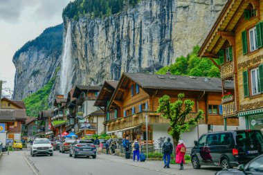 Lauterbrunnen-20 Mayıs 2023: Lauterbrunnen Vadisi ve İsviçre Alplerinde Staubbach Sonbaharı 'nın panoramik manzarası, İsviçre.