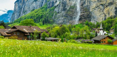Lauterbrunnen Vadisi 'nin panoramik manzarası ve İsviçre Alplerinde Staubbach Sonbaharı, İsviçre