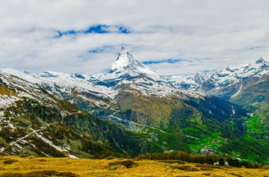 İsviçre alp manzarası güneşli bir günde Zermatt İsviçre 'de Matterhorn zirvesi