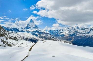 İsviçre alp manzarası güneşli bir günde Zermatt İsviçre 'de Matterhorn zirvesi