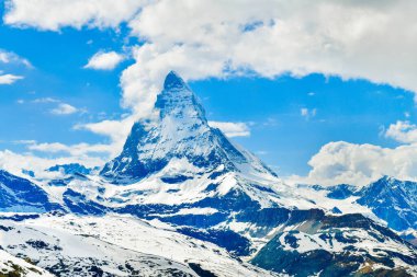 İsviçre alp manzarası güneşli bir günde Zermatt İsviçre 'de Matterhorn zirvesi