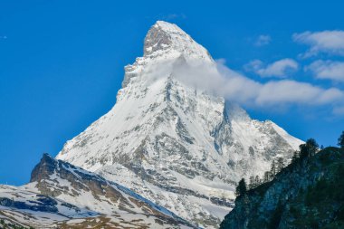 İsviçre alp manzarası güneşli bir günde Zermatt İsviçre 'de Matterhorn zirvesi