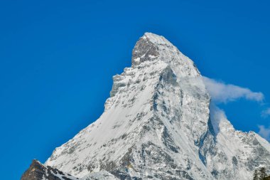 İsviçre alp manzarası güneşli bir günde Zermatt İsviçre 'de Matterhorn zirvesi