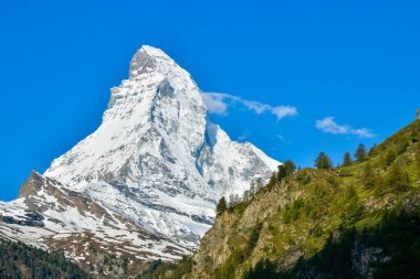 İsviçre alp manzarası güneşli bir günde Zermatt İsviçre 'de Matterhorn zirvesi