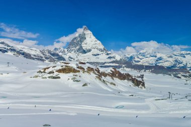 İsviçre alp manzarası güneşli bir günde Zermatt İsviçre 'de Matterhorn zirvesi