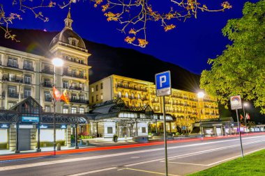 İsviçre 'nin Interlaken kasabasının gece görüş sokağı.