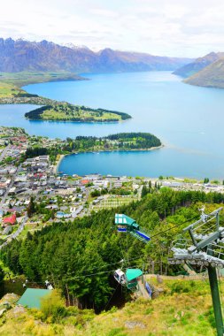 Queenstown, Yeni Zelanda 'nın en popüler seyahat mekanı. Restoranları, kayak turizmi ve ekstrem spor maceralarıyla tanınıyor.