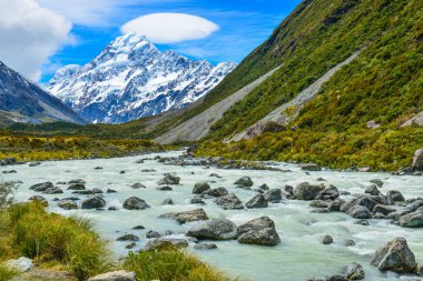 Aoraki Dağı Cook Ulusal Parkı 'ndaki Hooker Vadisi' nde kayalar ve çakıllar arasındaki buzul akıntısı.