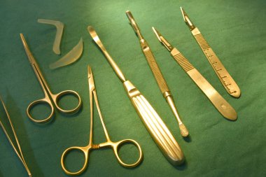 Ameliyat aletleri, silikon burun implantı ve ameliyat odasına silikon çene implantı.