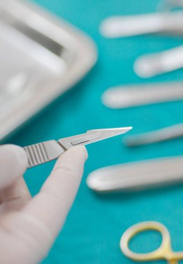 Ameliyathanede cerrahi aletleri tutarken elinizi kapatın.