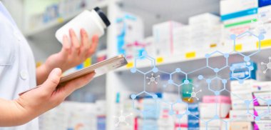 Eczanede reçeteyi doldurmak için bilgisayar tableti tutan eczacı. Çevrimiçi tıbbi konsept