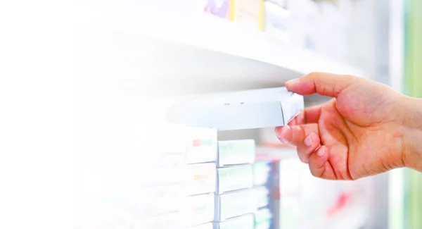 Closeup Φαρμακοποιός Χέρι Κρατώντας Κουτί Φάρμακο Στο Φαρμακείο Φαρμακείο Αντίγραφο — Φωτογραφία Αρχείου