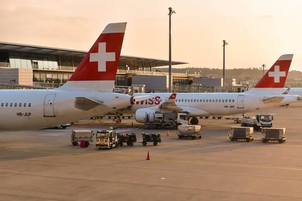 Zurich Switzerland Maja 2023 Szwajcarski Samolot Zaparkowany Wieczorem Przy Terminalu Zdjęcie Stockowe